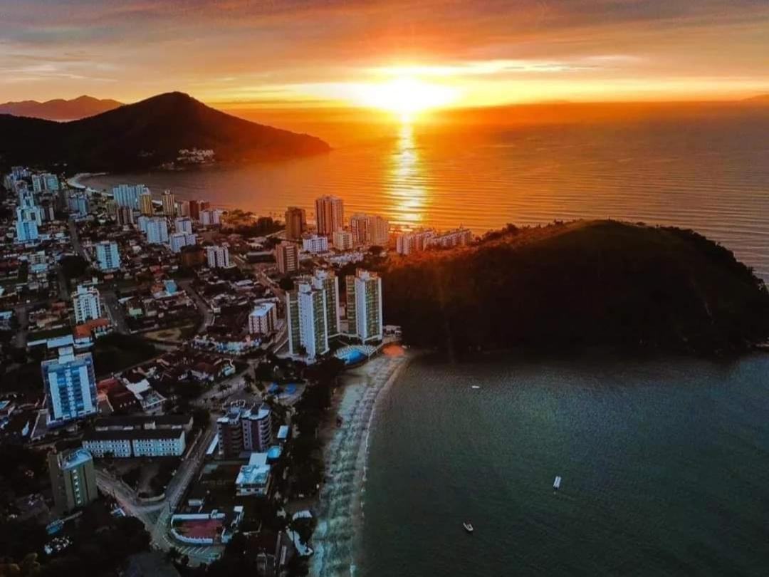 Apartamento Dona Frida Prainha Com Wifi Pe Na Areia Caraguatatuba Exterior photo
